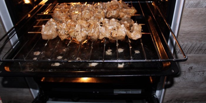 Mga lutong bahay na kebab sa oven