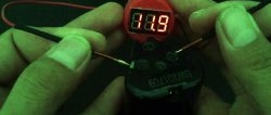 Hoe maak je een voltmeter zonder stroom?