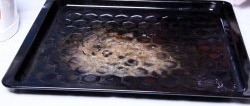 Cum să curățați o foaie de copt și cuptorul de depunerile de carbon fără substanțe chimice comerciale