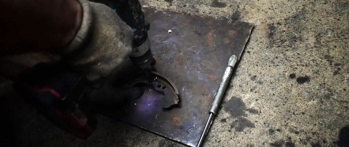 Hoe je een geleider maakt voor snel lassen van een remblok en een gasveer