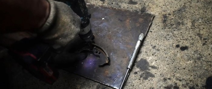 Paano gumawa ng isang konduktor para sa mabilis na hinang mula sa isang brake pad at isang gas lift