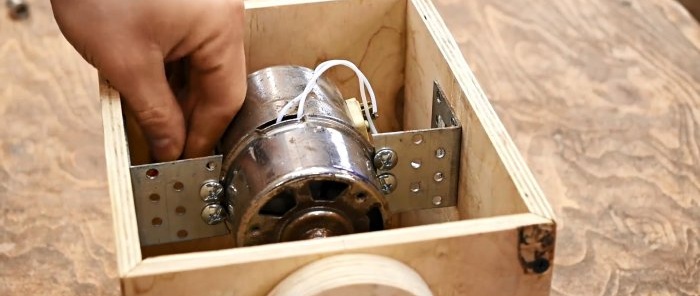 Eski bir düşük güçlü motordan metalin şeklini kesmek için kullanışlı bir makine nasıl yapılır