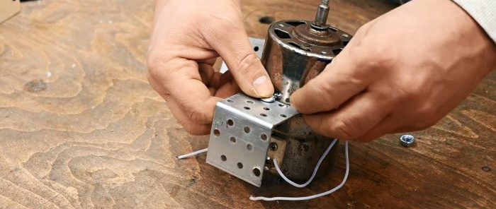 איך להכין מכונה שימושית לחיתוך צורה של מתכת ממנוע ישן בעל הספק נמוך