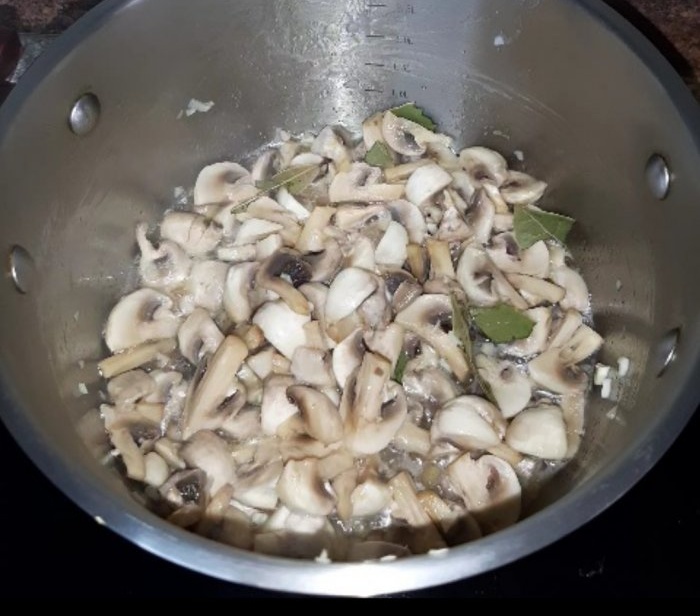 Paano madaling mag-marinate ng mga champignon at tamasahin ang isang mahusay na pampagana