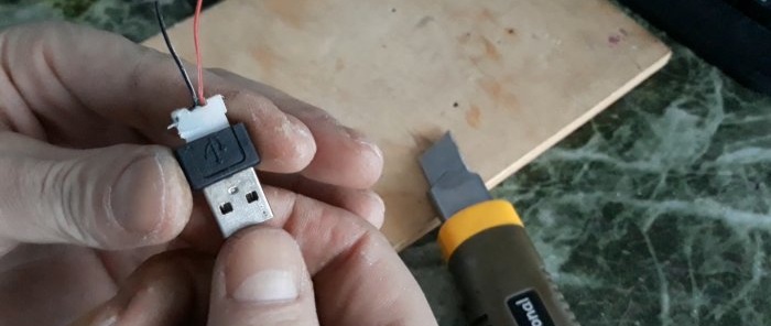 Kā izveidot USB adapteri, lai droši uzlādētu tālruni sabiedriskās vietās