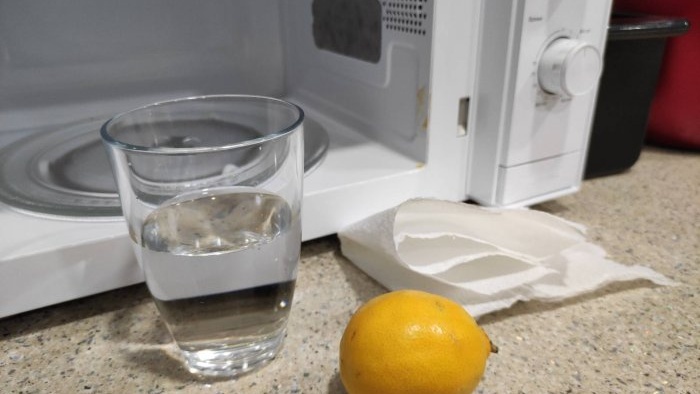 Un truc de viață clasic despre cum să eliminați toate mirosurile și să curățați cuptorul cu microunde