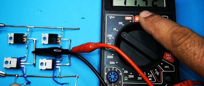 Hvordan lage en motorkontrollkrets Slå på og reverser med to knapper