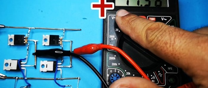 Com fer un circuit de control de motor Enceneu i invertiu amb dos botons