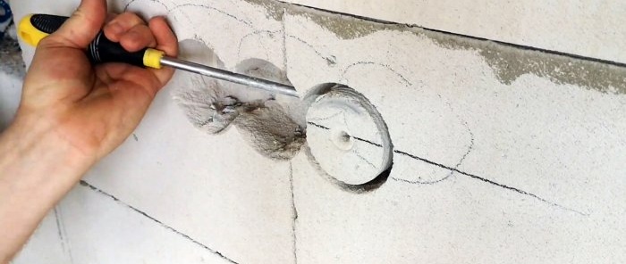 Como fazer ranhuras rapidamente em uma parede com uma broca sem cortador de parede em concreto aerado