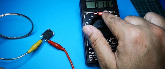 Por que um resistor está conectado paralelamente ao LED nos circuitos?