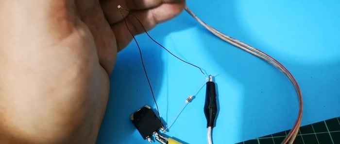 Pourquoi une résistance est-elle connectée en parallèle à la LED dans les circuits ?