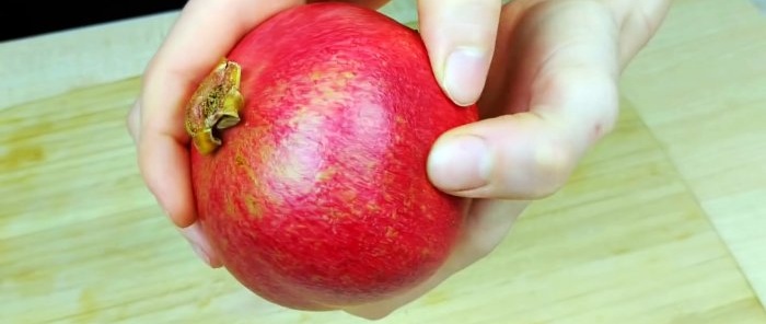 How to squeeze a glass of pomegranate juice in a couple of minutes without a juicer