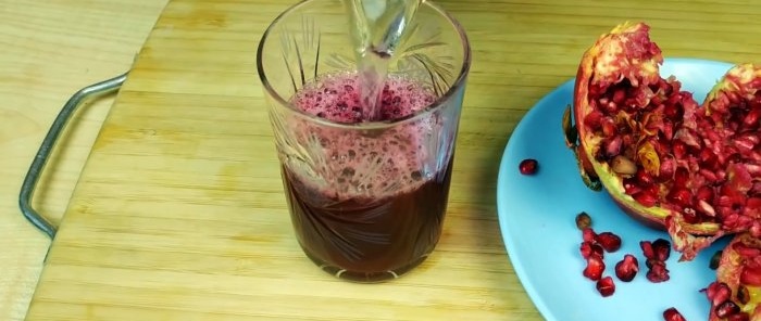 Wie man ohne Entsafter in wenigen Minuten ein Glas Granatapfelsaft auspresst