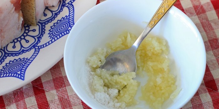 Damskoje-Schmalz zart gesalzen mit Salz und Zucker