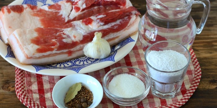 Manteca de cerdo Damskoye tierna salada con sal y azúcar