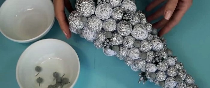 Како направити прелепо божићно дрво од фолије