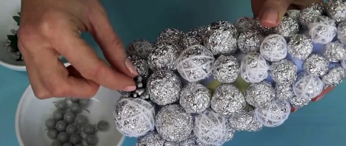 How to make a beautiful Christmas tree out of foil