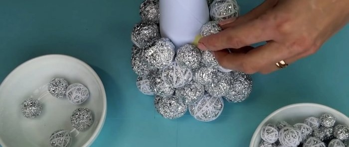 كيفية صنع شجرة عيد الميلاد الجميلة من ورق القصدير