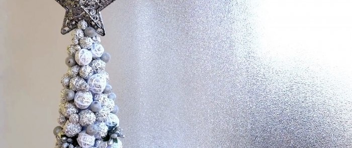 Jak vyrobit krásný vánoční stromek z fólie