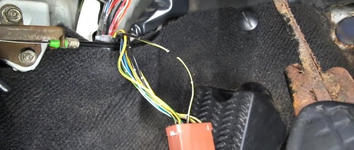 Hoe u een antidiefstalschakelaar in uw auto installeert, zodat deze altijd bij de hand is