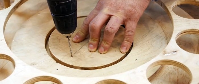 Hvordan lage en roterende verktøyorganisator fra et gammelt nav