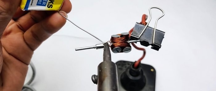 Hoe maak je een elektromotor van PVC-buis