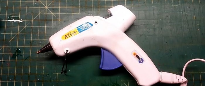 Cum să folosiți un pistol de lipici pentru a transforma pungile de plastic în plastic pentru proiecte de bricolaj