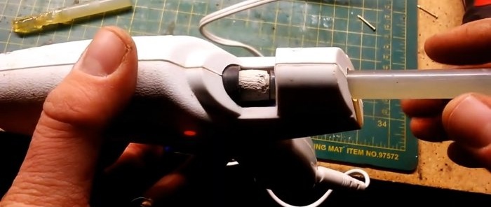 Kaip naudoti klijų pistoletą plastikinius maišelius paversti plastiku „pasidaryk pats“ projektams