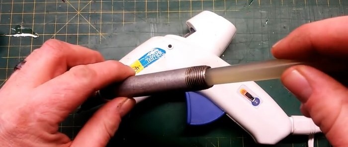 Cómo usar una pistola de pegamento para convertir bolsas de plástico en plástico para proyectos de bricolaje