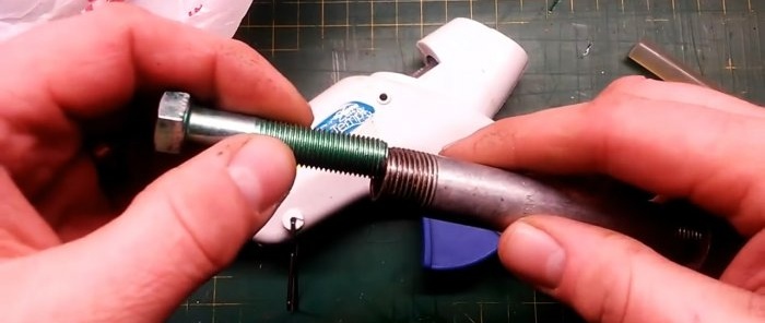 How to use a glue gun to turn plastic bags into plastic for DIY projects