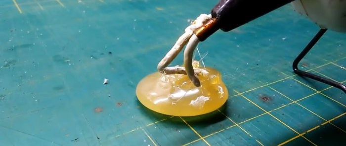 How to use a glue gun to turn plastic bags into plastic for DIY projects