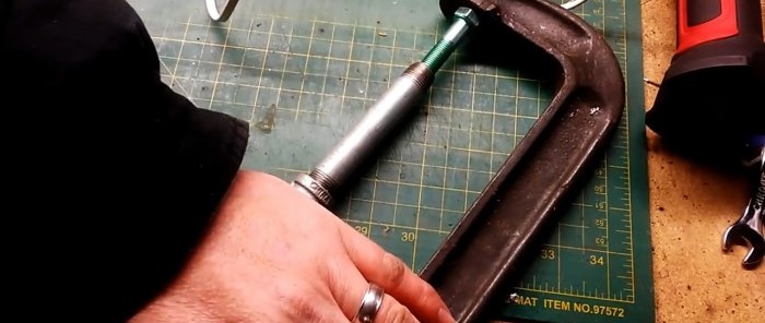כיצד להשתמש באקדח דבק כדי להפוך שקיות ניילון לפלסטיק עבור פרויקטי עשה זאת בעצמך