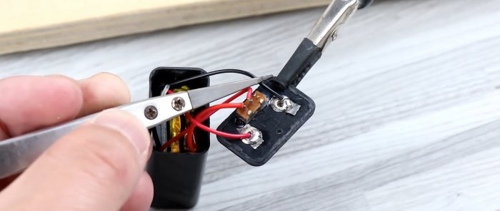 Come realizzare una batteria da 9 V con ricarica USB