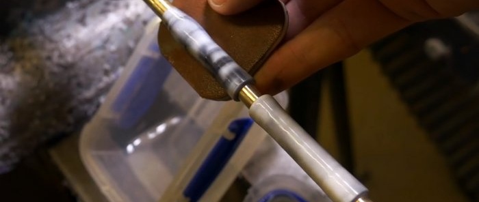 Kā izgatavot oriģinālu rokturi no PET pudeļu korķiem
