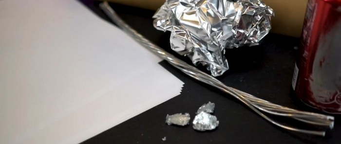 Hogyan olvaszthatunk alumíniumot kovácsolás nélkül egy tekercs sima papírban