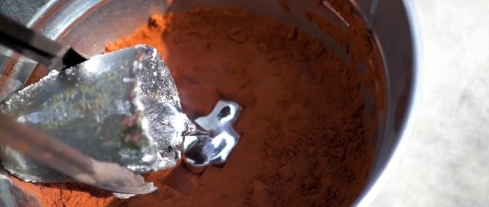 Comment faire fondre de l'aluminium sans forge dans un rouleau de papier ordinaire