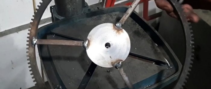 Hoe maak je een houtskoolgrill van een kleine gasfles
