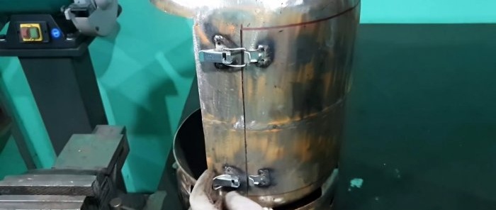 Hoe maak je een houtskoolgrill van een kleine gasfles