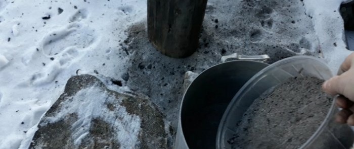 Cómo limpiar una olla de camping del hollín y los depósitos a la antigua usanza