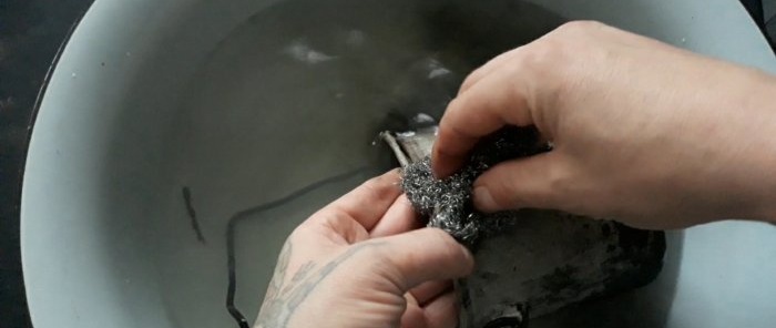 How to clean a camping pot from soot and deposits the old-fashioned way