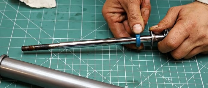 Comment fabriquer une pompe à partir d'une vieille jambe de force de voiture