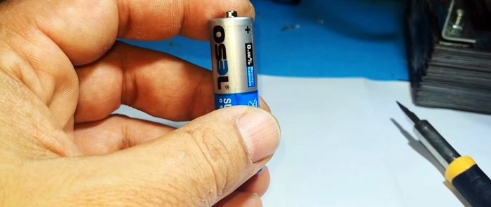 Lasapparaat gemaakt van een batterij en een accu voor het lassen van dun metaal en meer