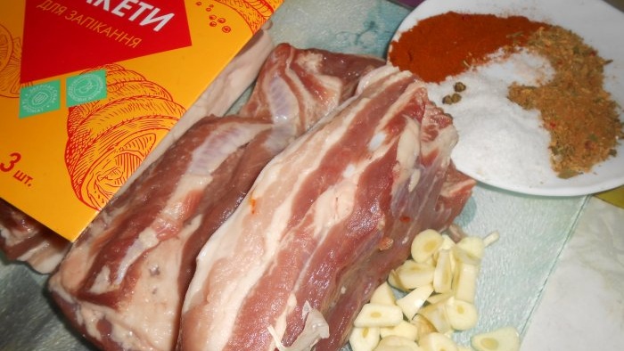 Manteca de cerdo hervida en una bolsa de plástico con especias.