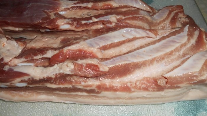 שומן חזיר מבושל בשקית ניילון עם תבלינים