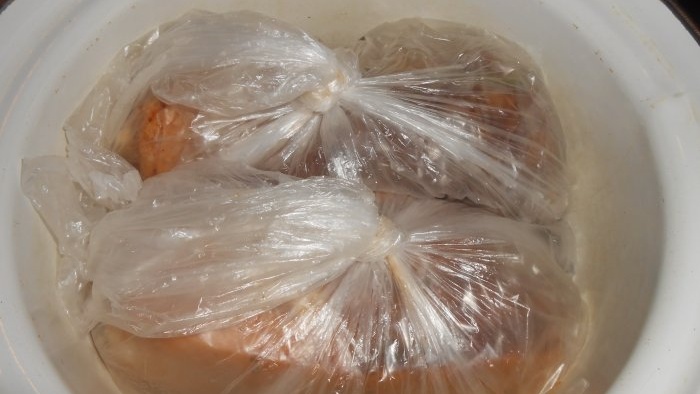 Baharatlarla birlikte plastik bir torbada haşlanmış domuz yağı