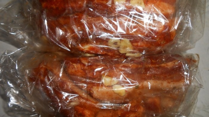 Reuzel gekookt in een plastic zak met kruiden