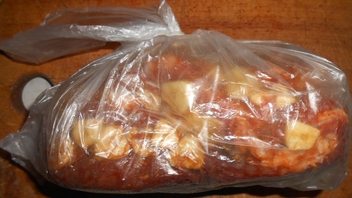 Manteca de cerdo hervida en una bolsa de plástico con especias.