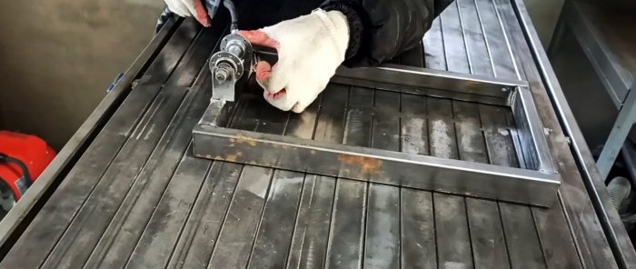 Como fazer uma serra de esquadria com broche para uma rebarbadora a partir de buchas de bicicleta