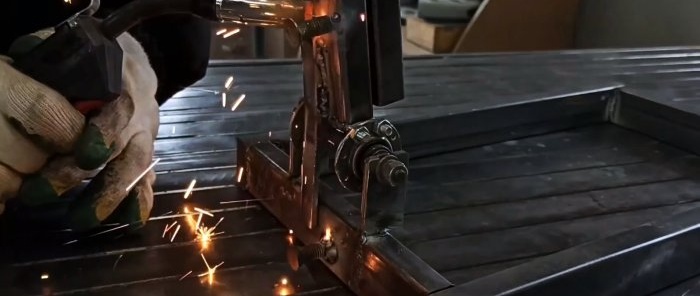 Cómo hacer una sierra ingletadora con una brocha para amoladora angular a partir de casquillos de bicicleta
