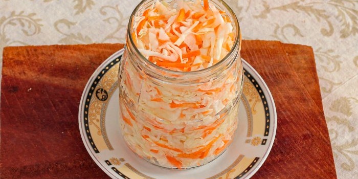 Repollo rallado con zanahorias en un frasco